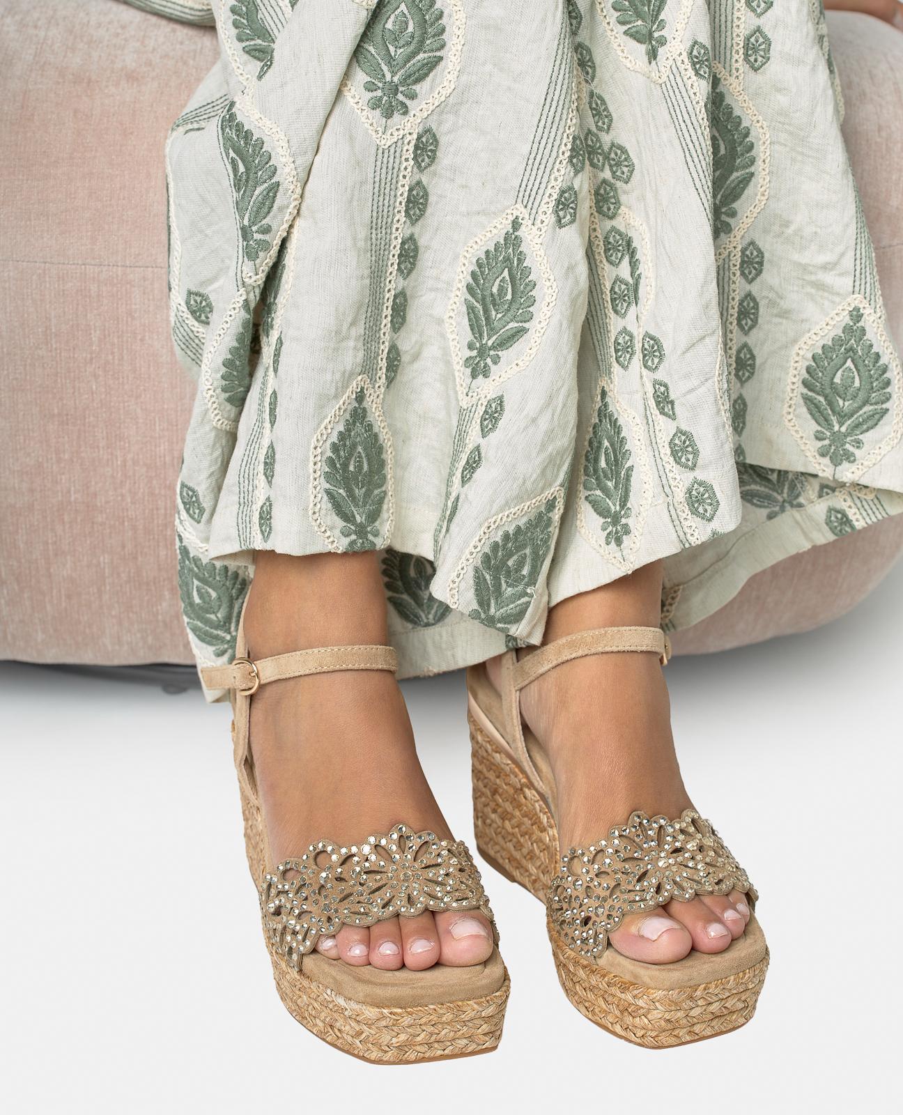 SANDALIA CUÑA ESPARTO TIRA ANCHA BORDADA