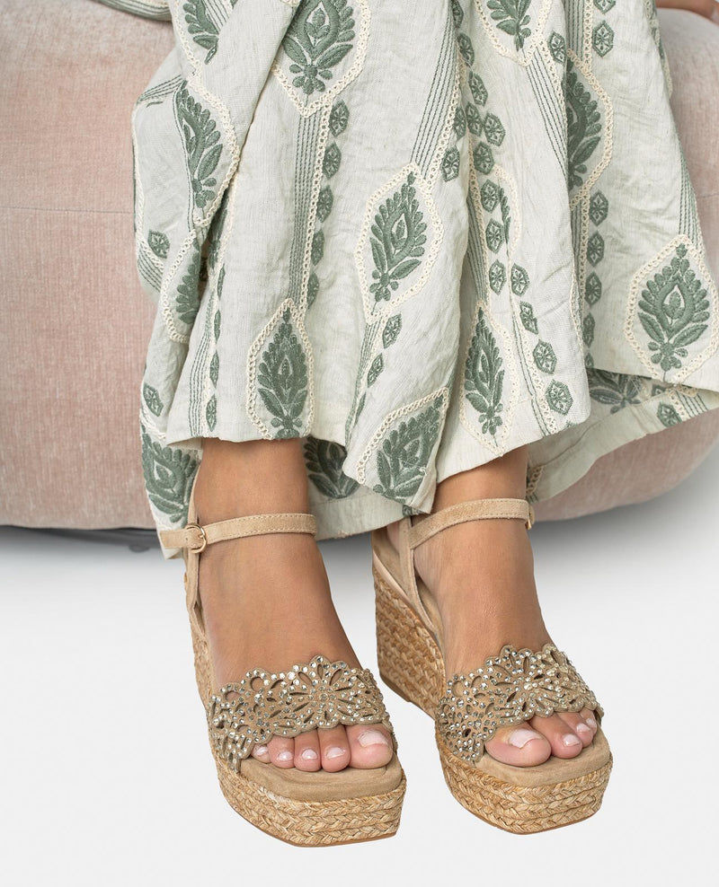 SANDALIA CUÑA ESPARTO TIRA ANCHA BORDADA