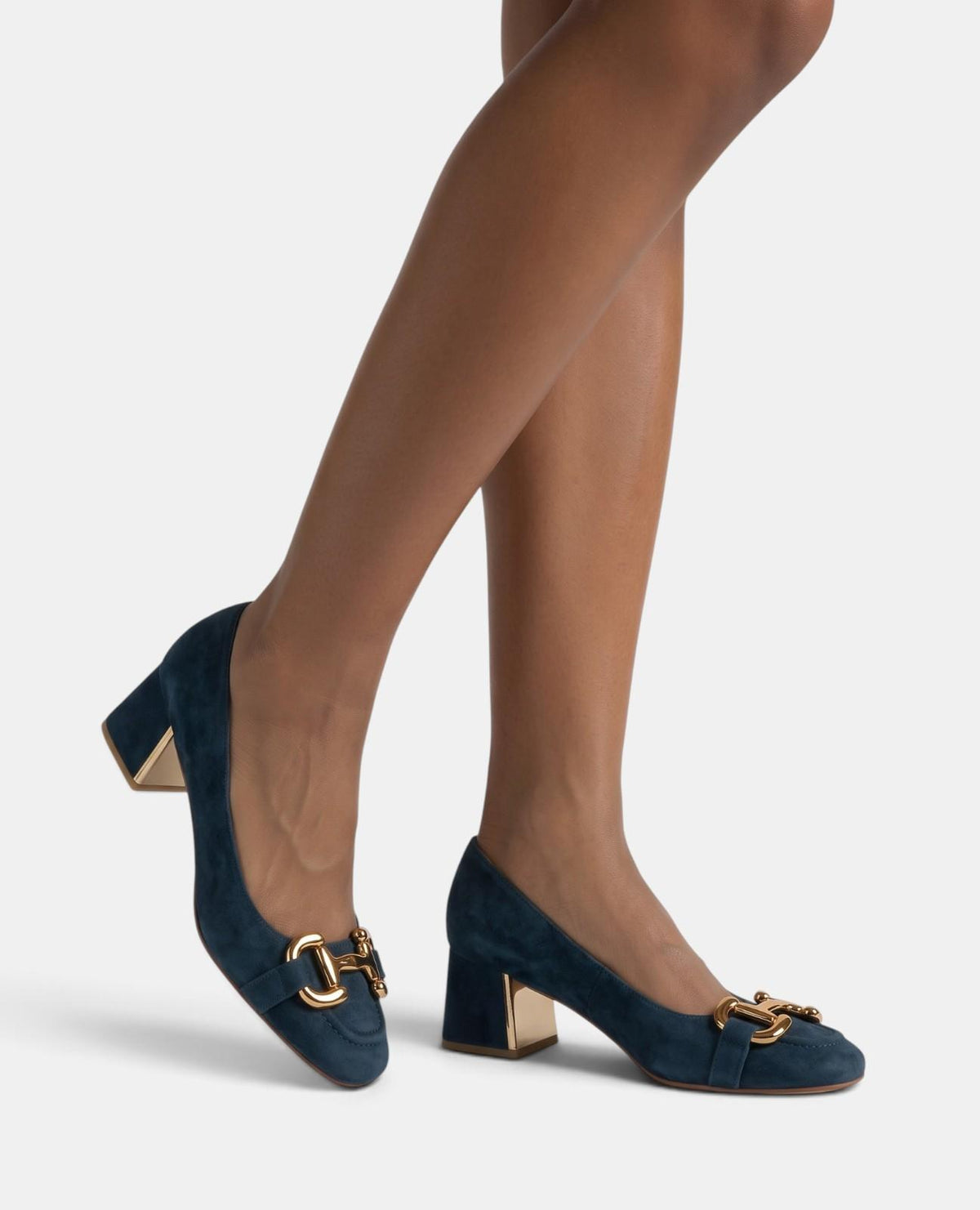 ZAPATO DE ANTE CON ADORNO METÁLICO