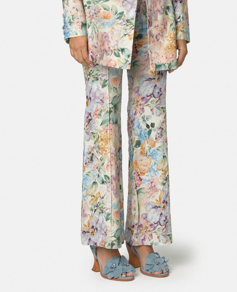 SANDÁLIA COM DETALHE DE FLOR E SALTO DE MADEIRA