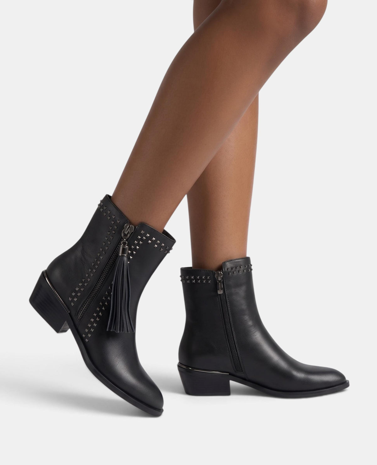LEATHER ANKLE BOOTS WITH A ZIPPER CLOSURE