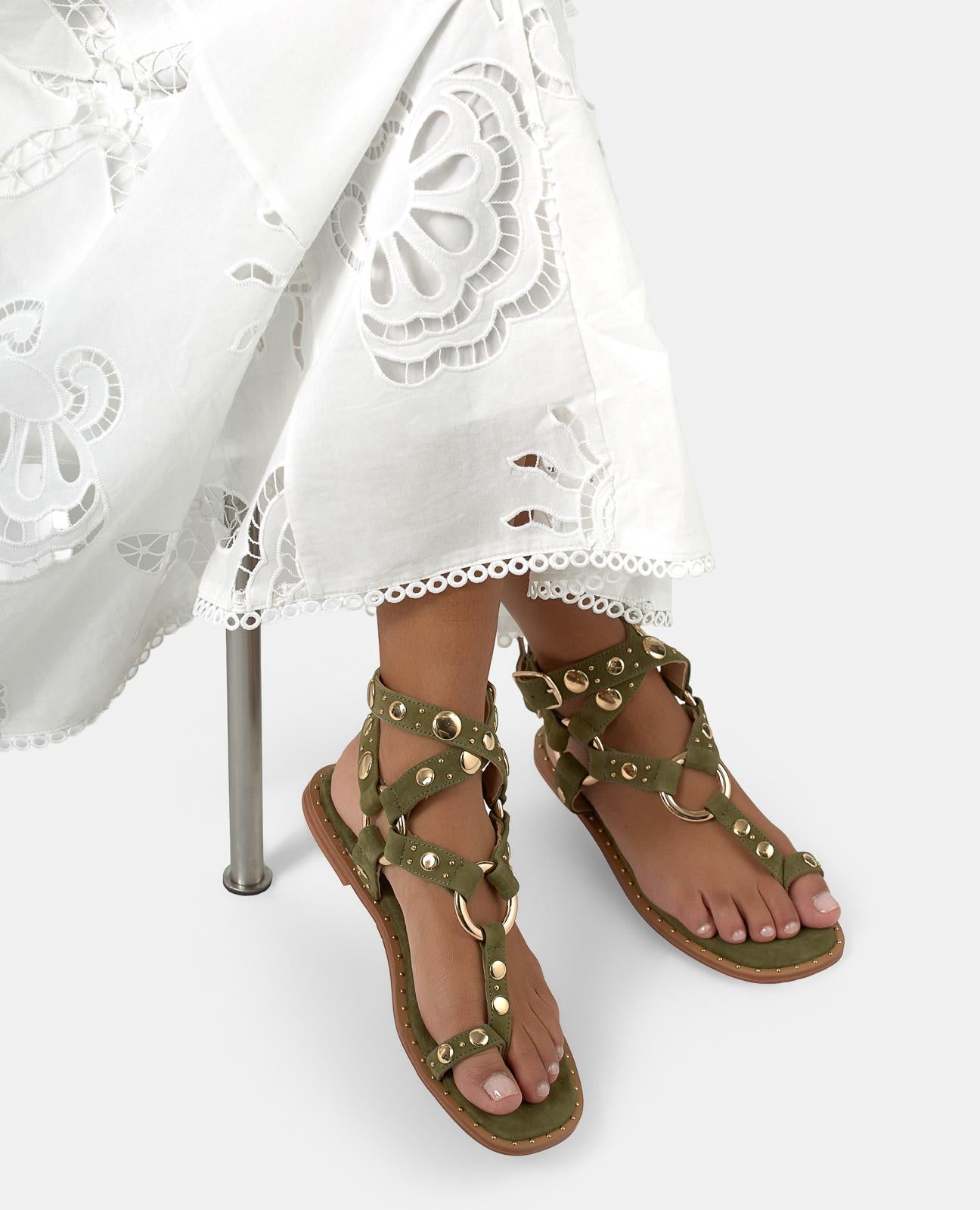 SANDÁLIA COM TACHAS