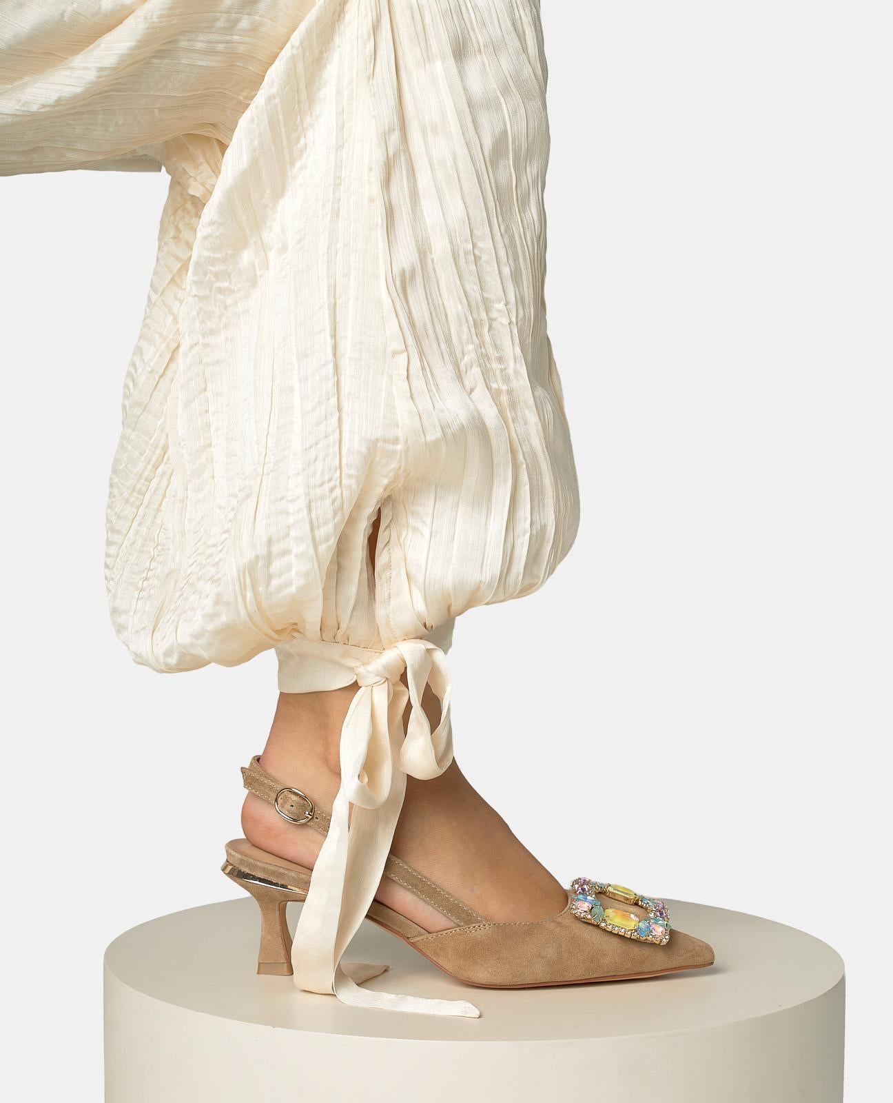 SALÃO COM DETALHE FRONTAL