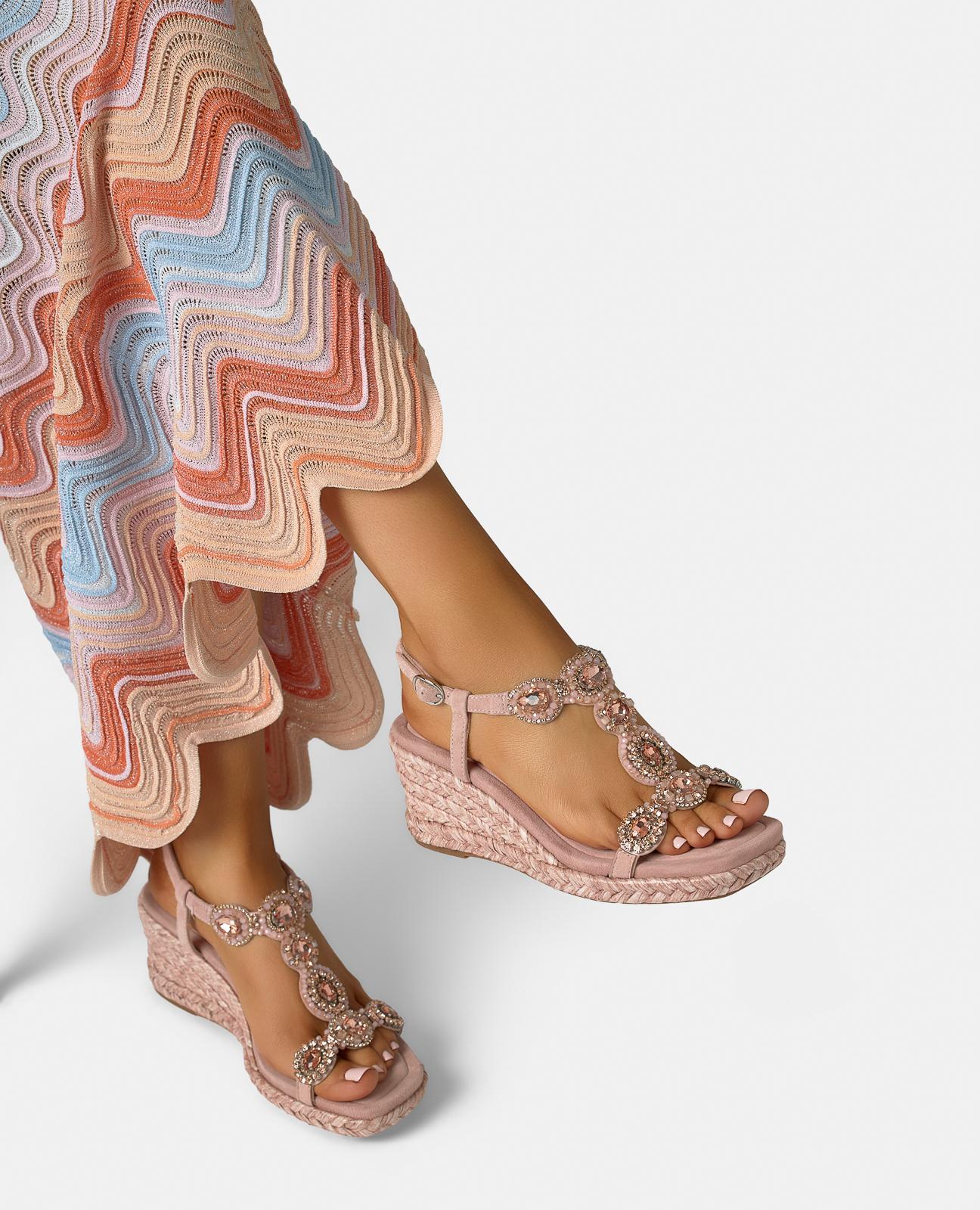 SANDALIA CUÑA PEDRERIA CIRCULAR EN T