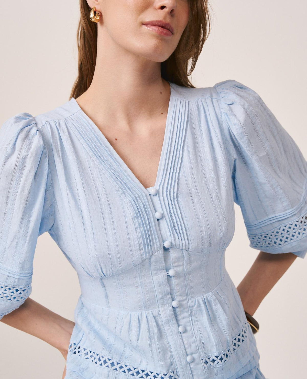 VESTIDO COM MANGAS BUFANTES