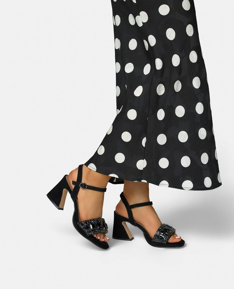 SANDALIA ALTA CON TIRA PEDRERIA