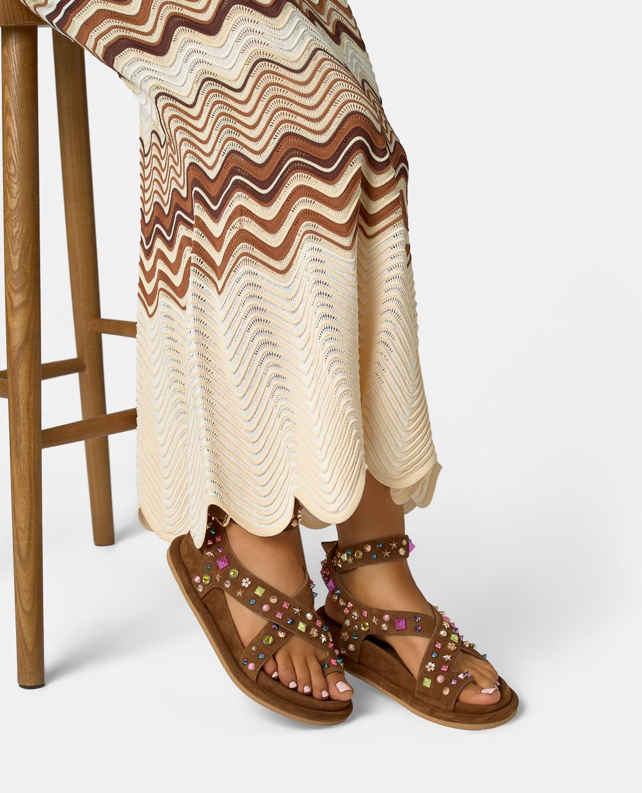 SANDALIA PLANA TACHUELAS