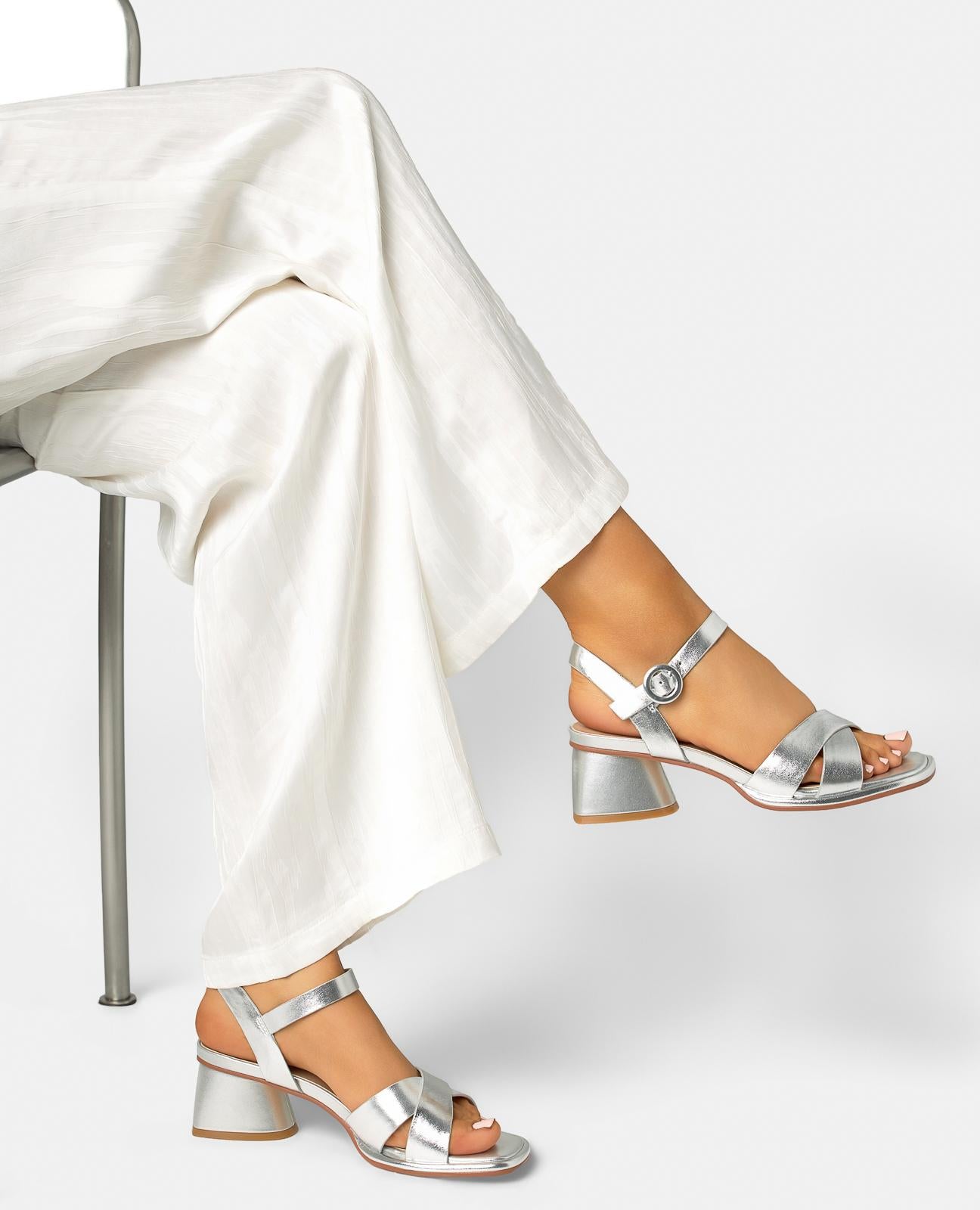 SANDALIA TACON DEDO PIEL