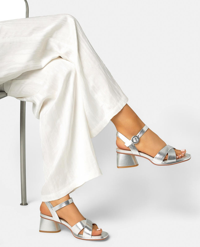 SANDALIA TACON DEDO PIEL