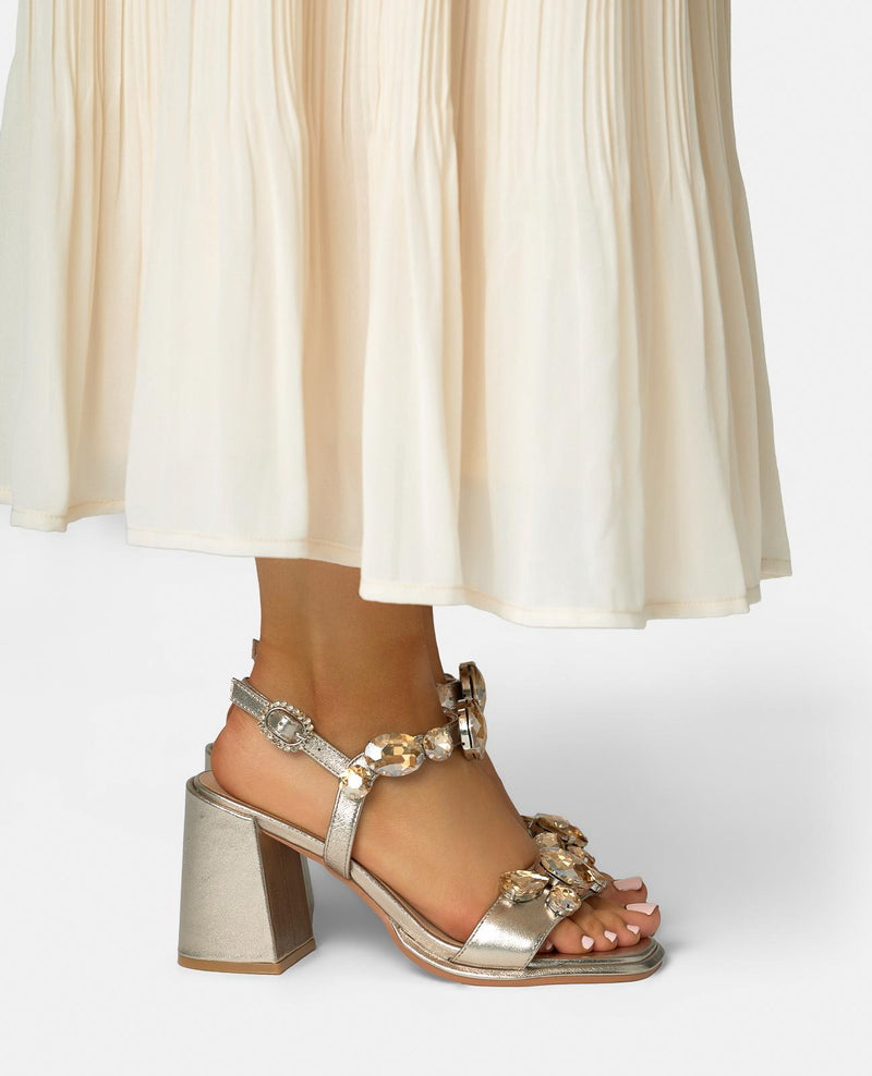 SANDALIA CON PEDRERIA EN LAS TIRAS