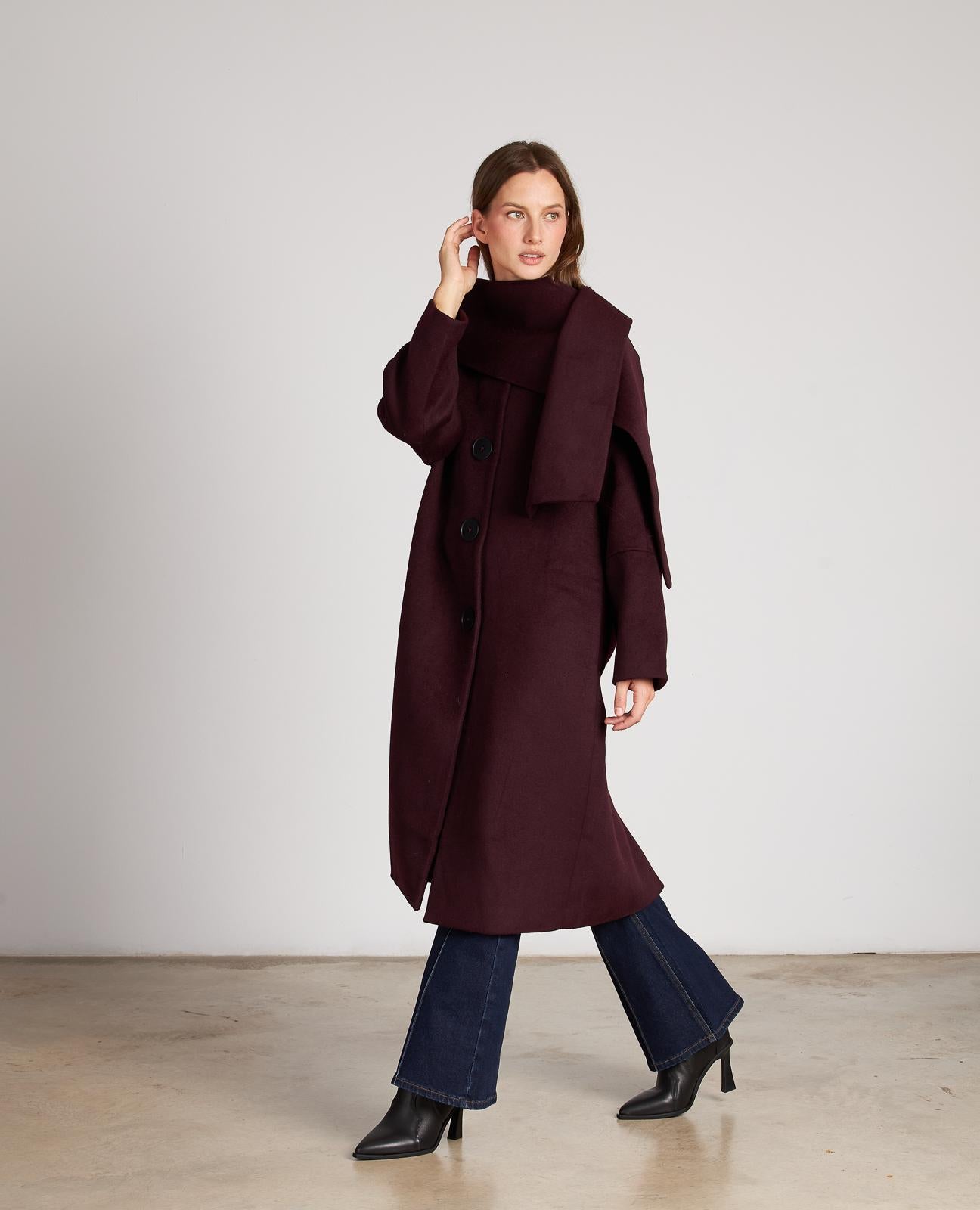 MANTEAU AVEC ÉCHARPE À BOUTONS