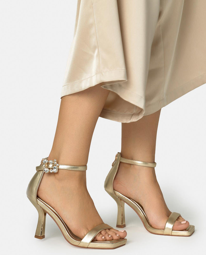 SANDALIA TACON TIRA METALIZADA
