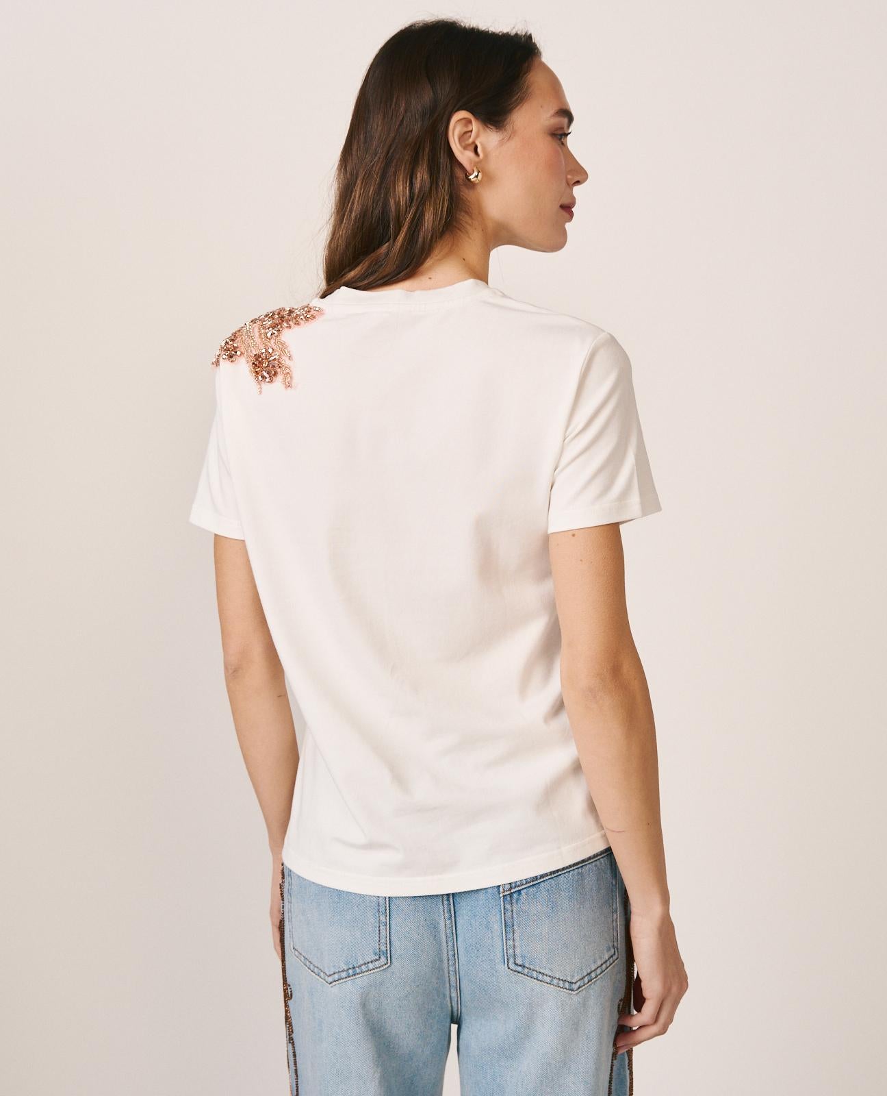 CAMISETA COM OMBROS DECOTADOS