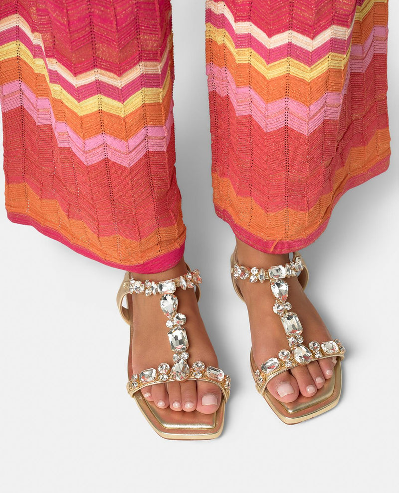 SANDALIA PLANA CON DETALLE PEDRERIA