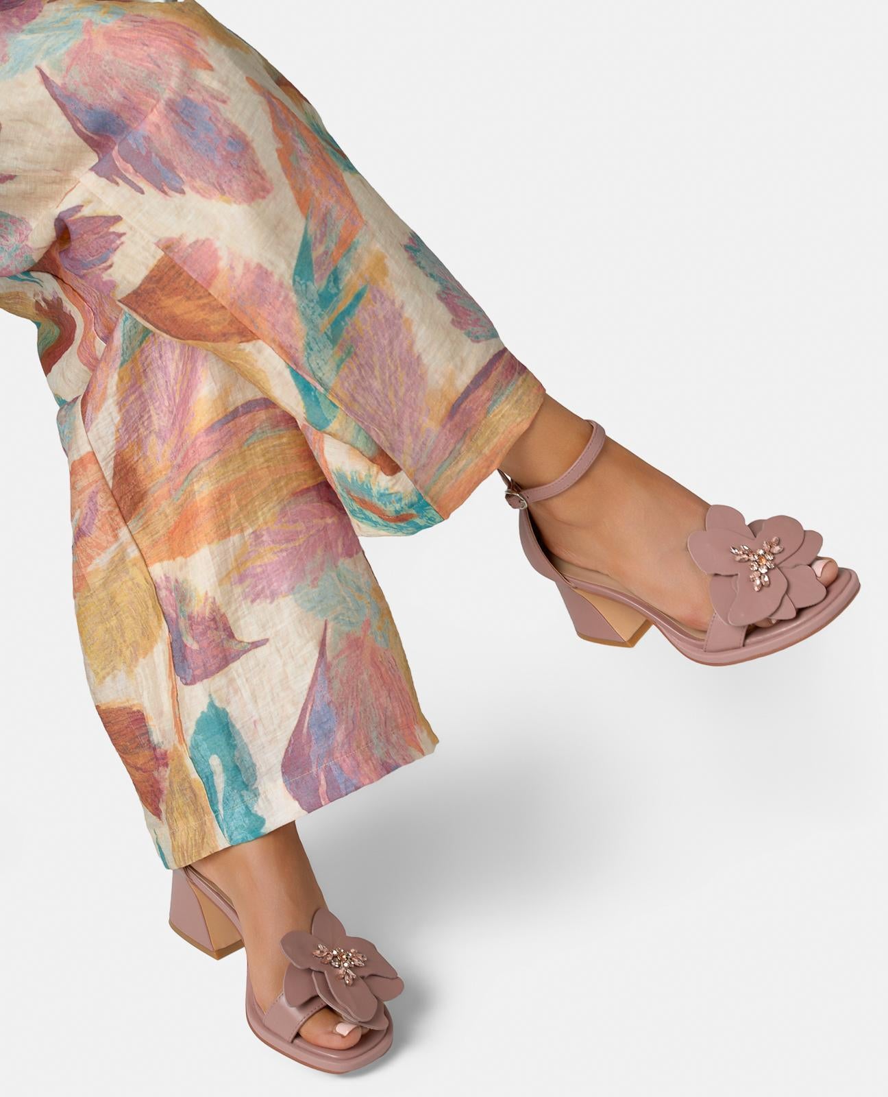 SANDALIA CON FLOR DELANTERA