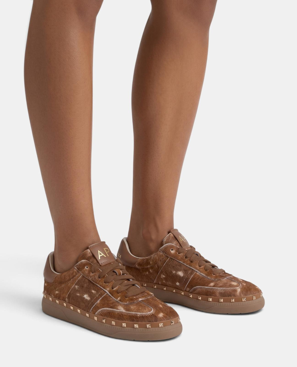DEPORTIVA PELO CON TACHAS METÁLICAS