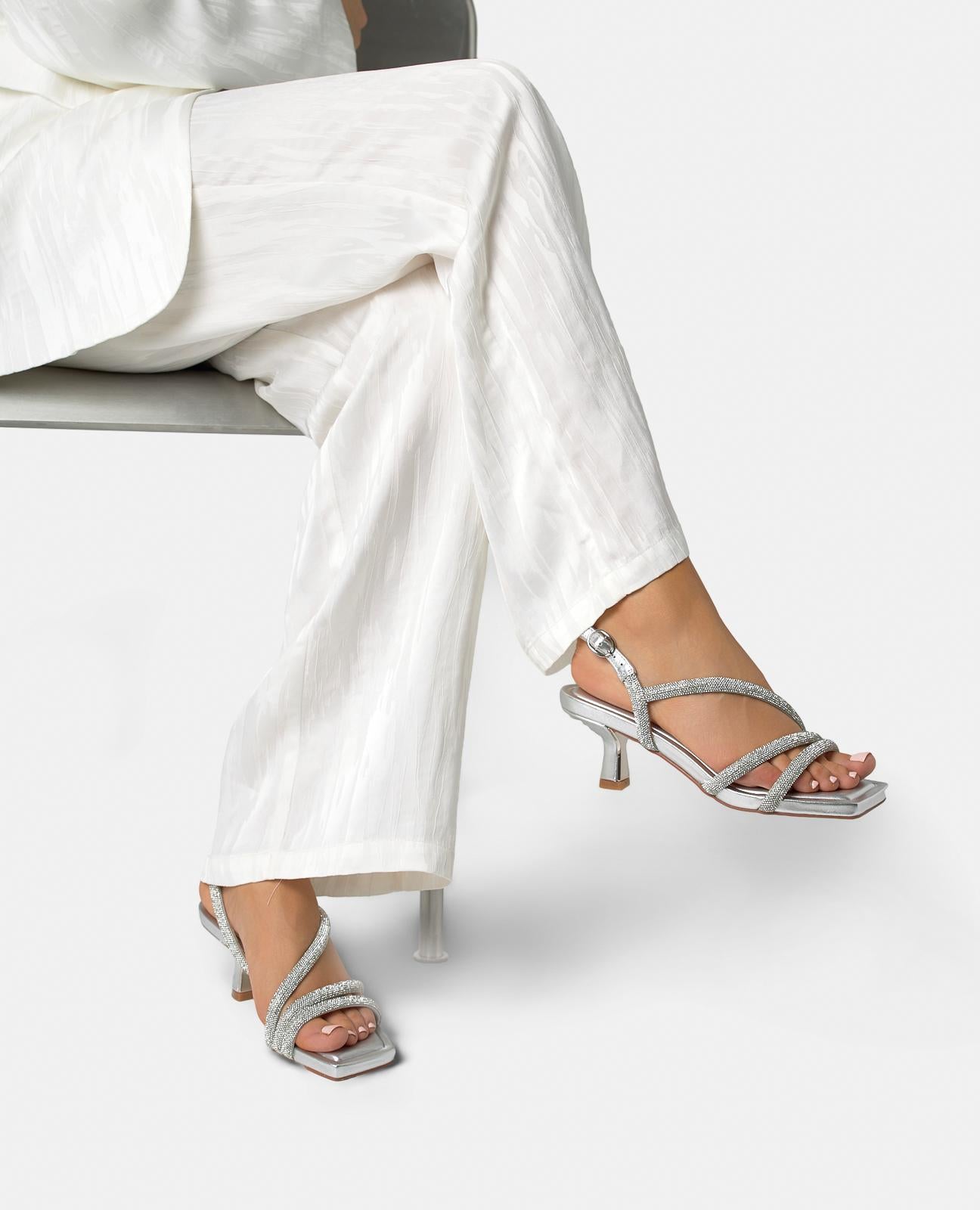 SANDALIA DE TIRAS DIAGONALES METALIZADA