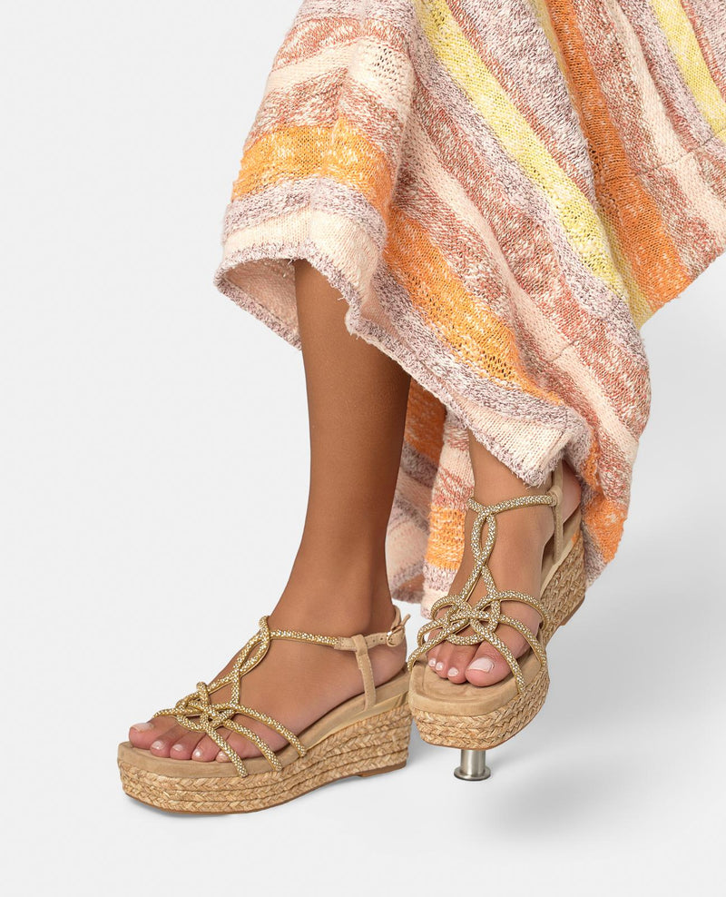 SANDALIA MEDIA MULTITIRAS TUBULARES METALIZADAS