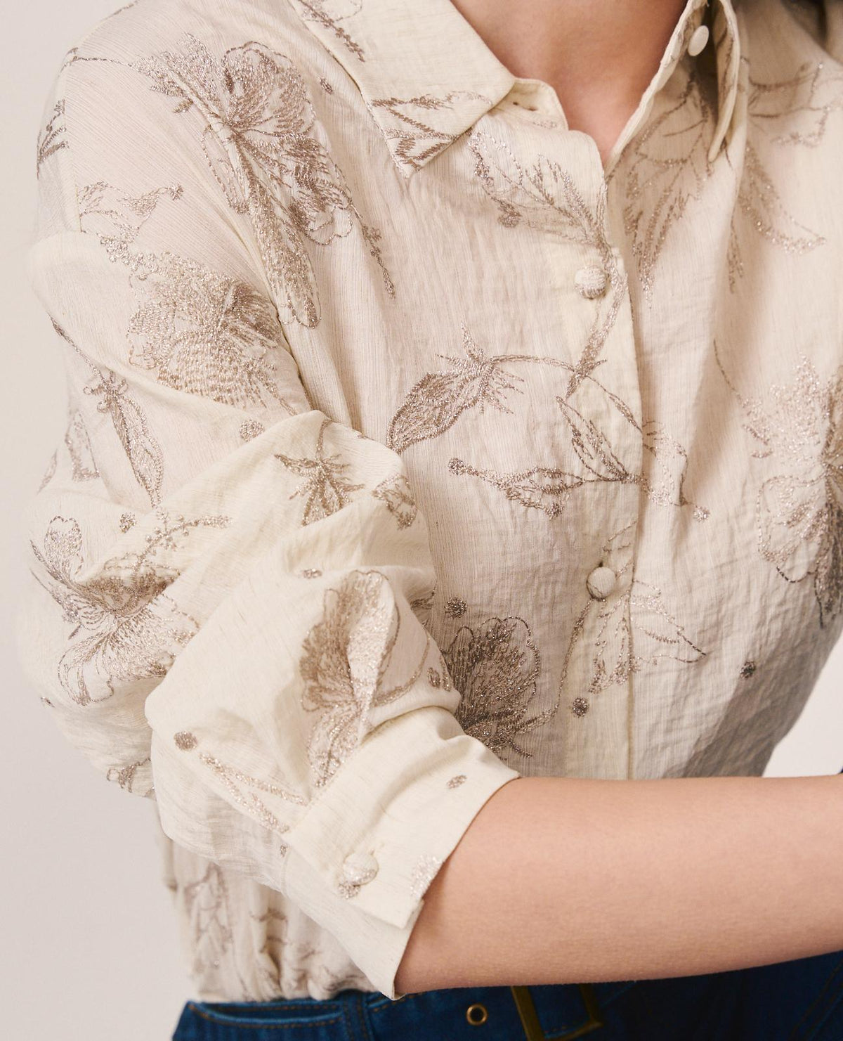 CAMICIA RICAMATA CON MOTIVO FLOREALE