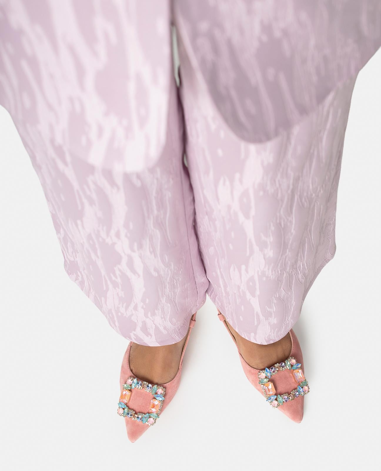 SALON MIT ABSENKUNG UND FRONTALEM DETAIL