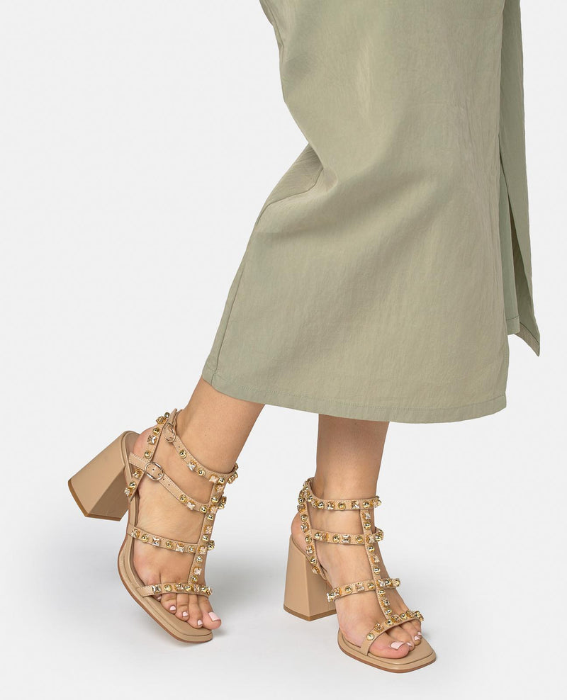 SANDALIA CON TACHAS EN LAS TIRAS