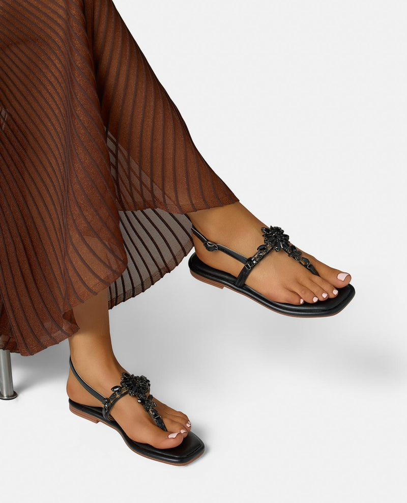 SANDALIA PLANA EN T TIRA EN PEDRERIA