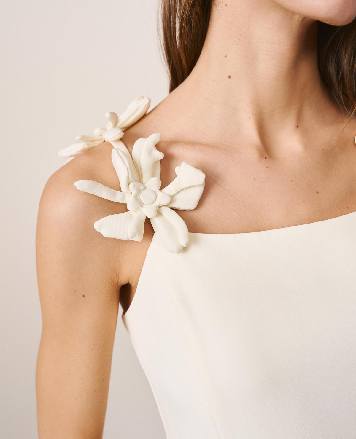 ABITO CON SPALLINE A FIORI