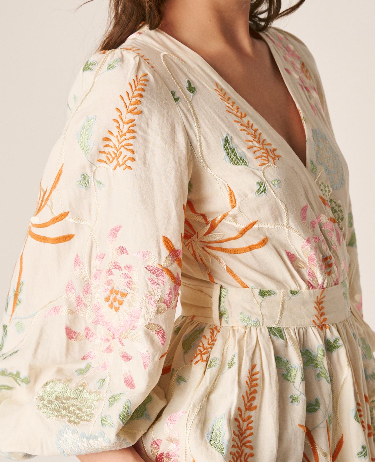 VESTIDO CORTO BORDADOS LAZO