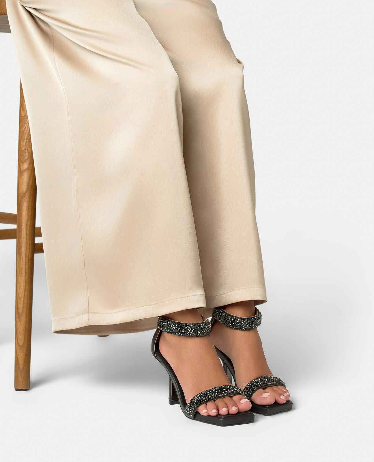 SANDÁLIA DE DUAS TIRAS COM EFEITO JOIA