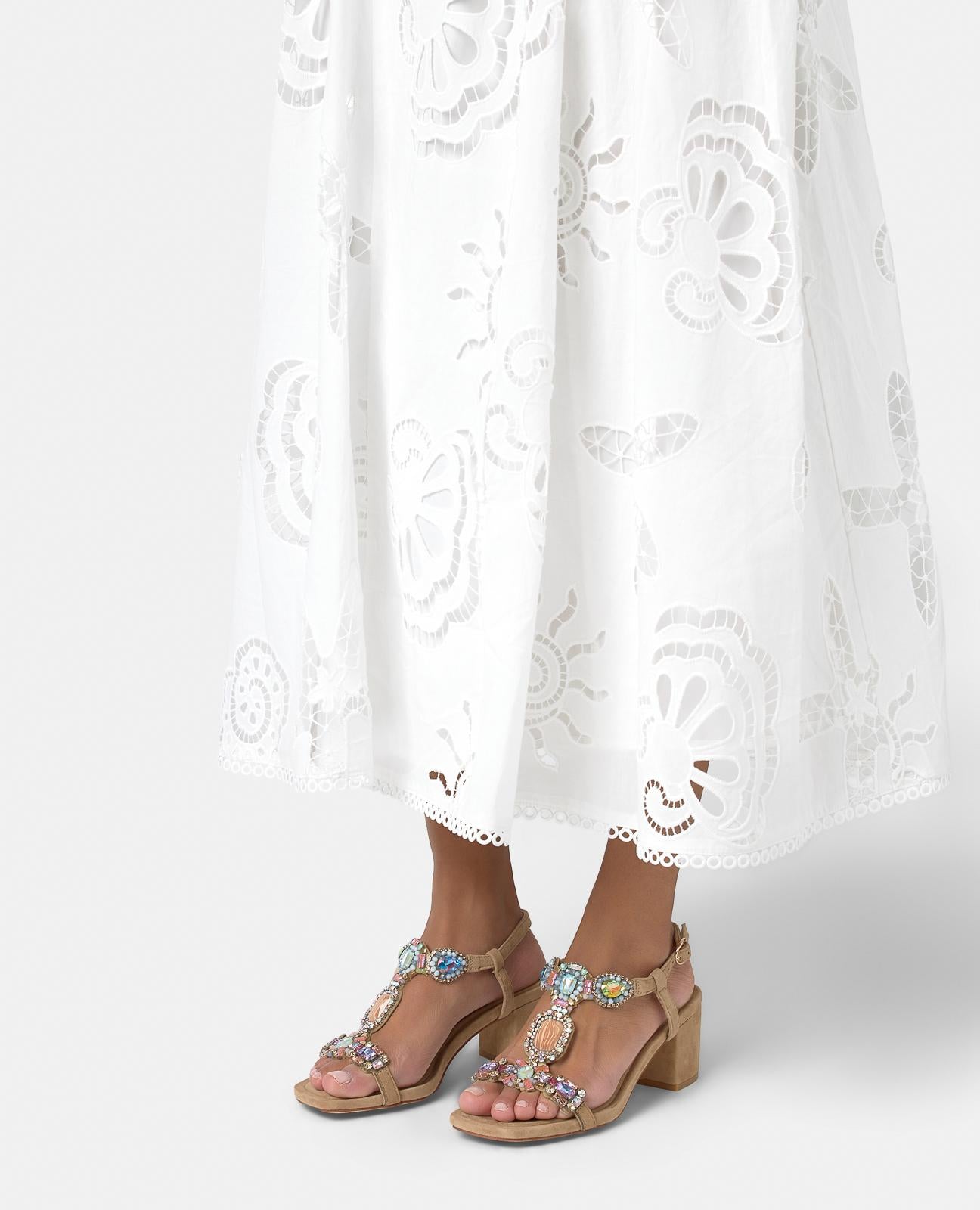 SANDALIA CON DETALLE PEDRERIA