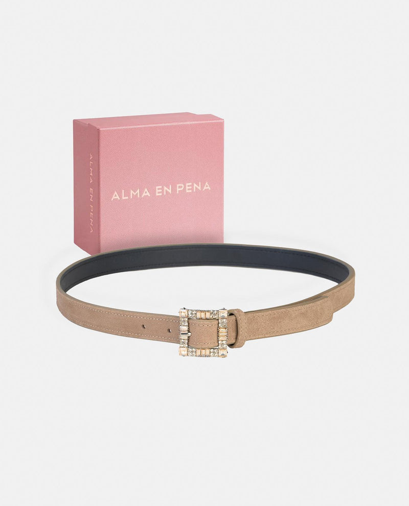 BELT WITH BUCKLE DETAIL