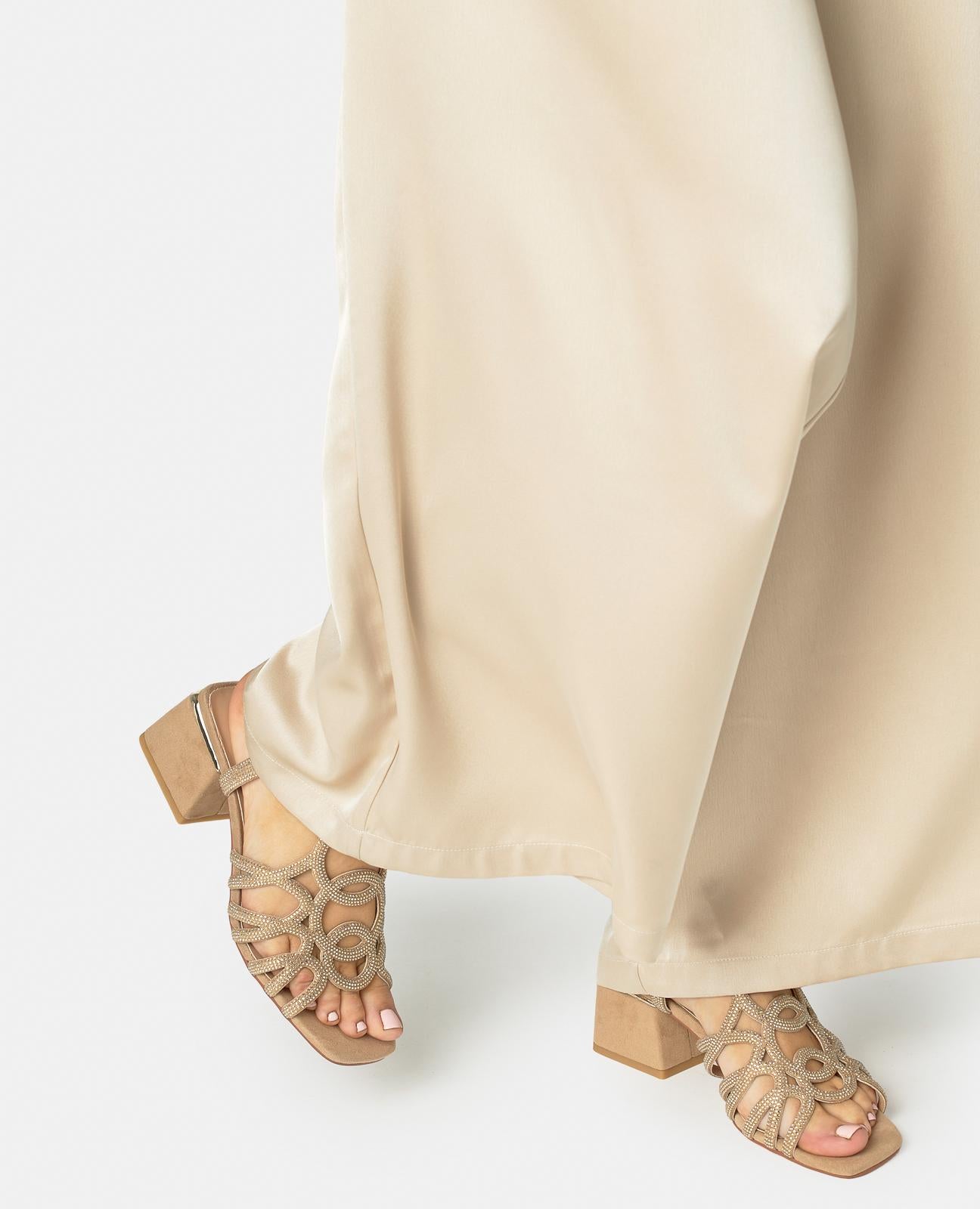 SANDÁLIA DE SALTO COM TIRAS CIRCULARES