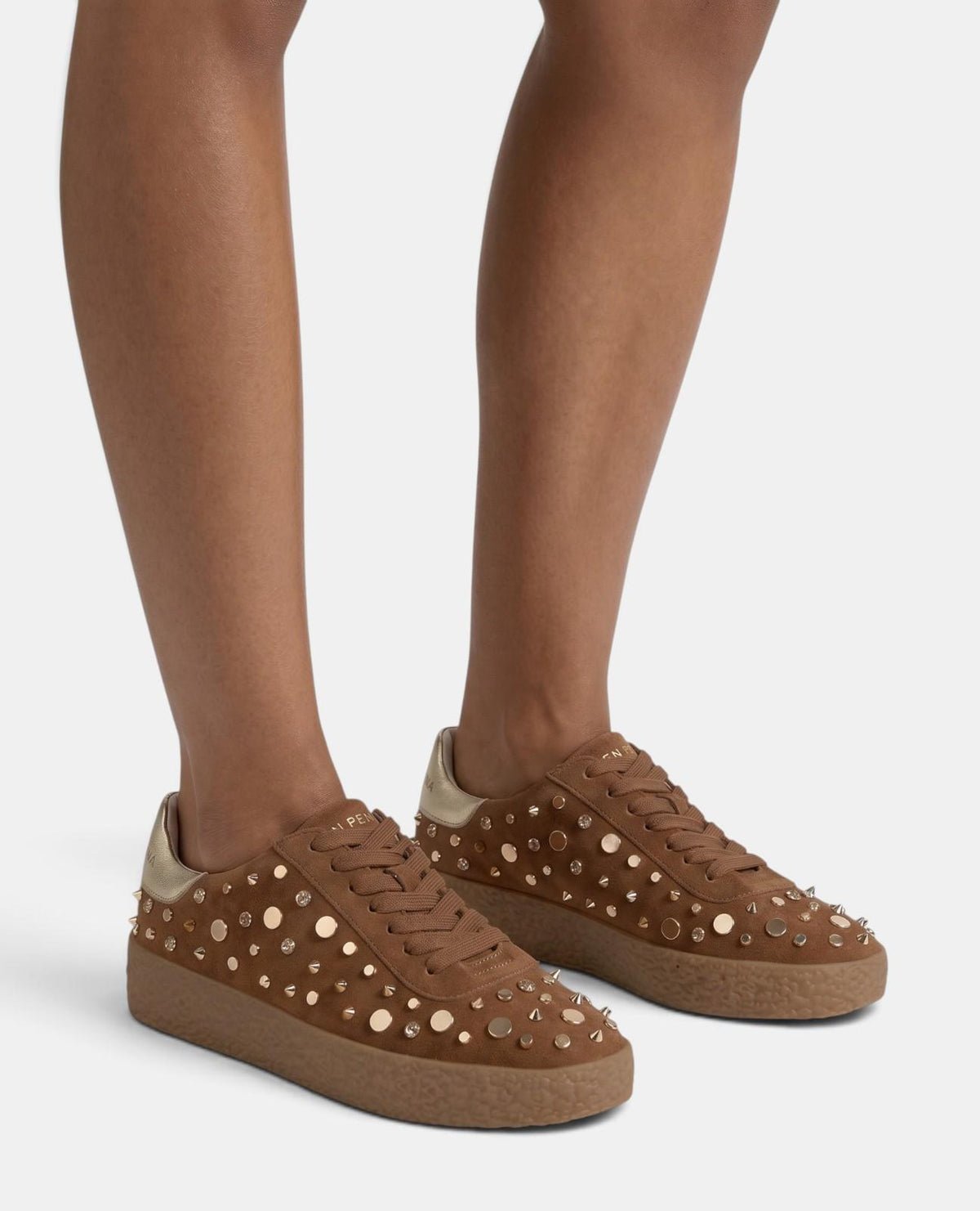 SCARPA SPORTIVA IN PELLE SCAMOSCIATA CON BOTTONI METALLICI