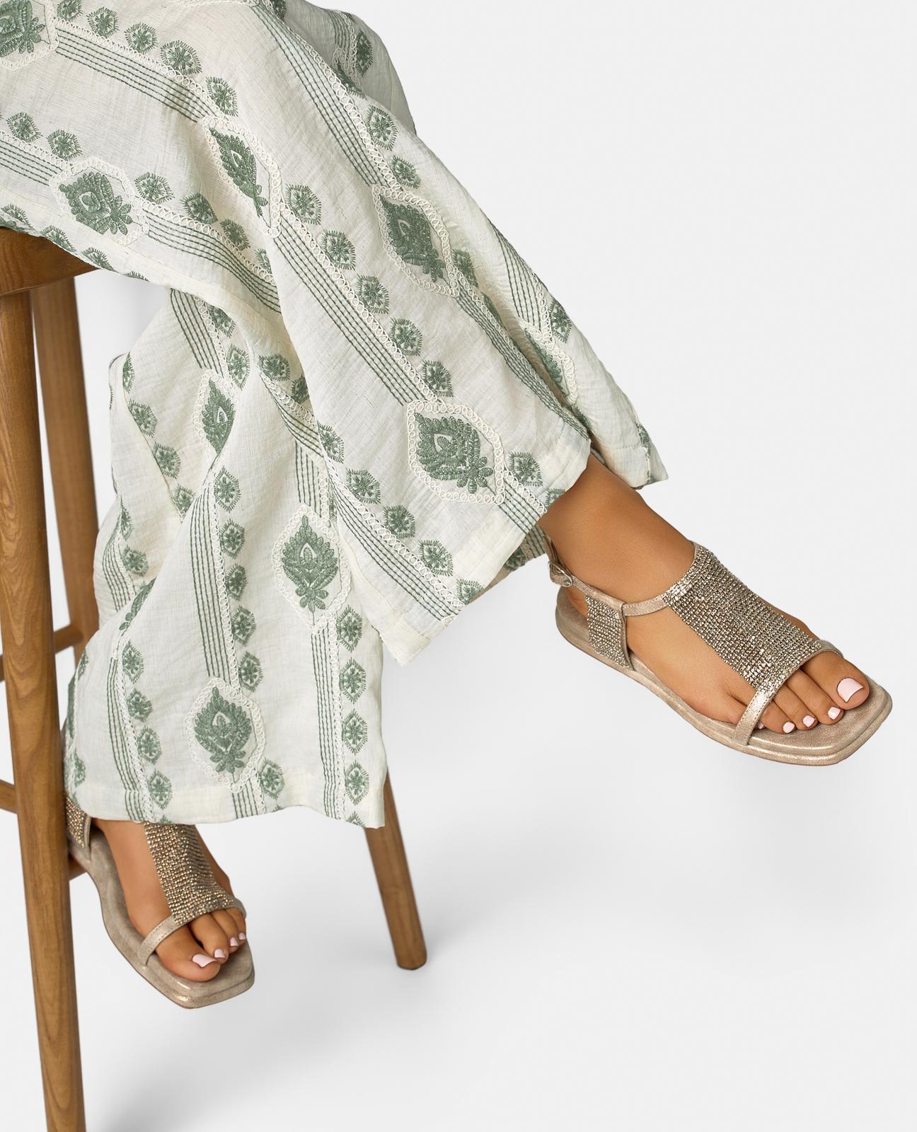 SANDALIA PLANA DETALLE ENPEINE