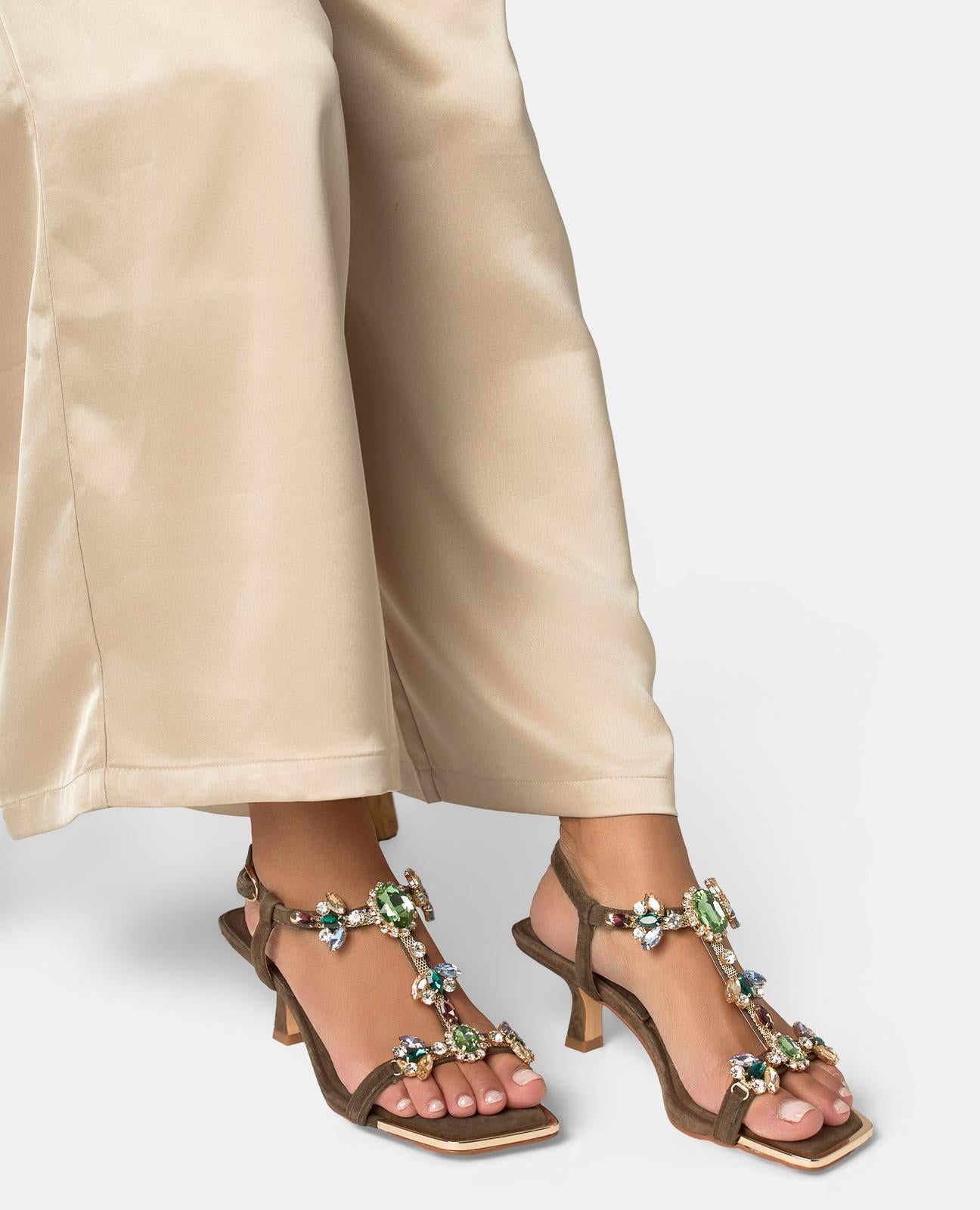 SANDALIA CON PEDRERIA FRONTAL