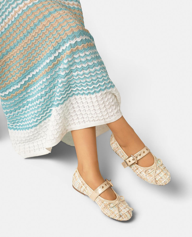 SANDÁLIA RETA COM DETALHE DE FIVELA