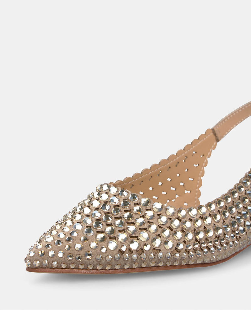 DÉTAILS DE LA CHAUSSURE PLATE