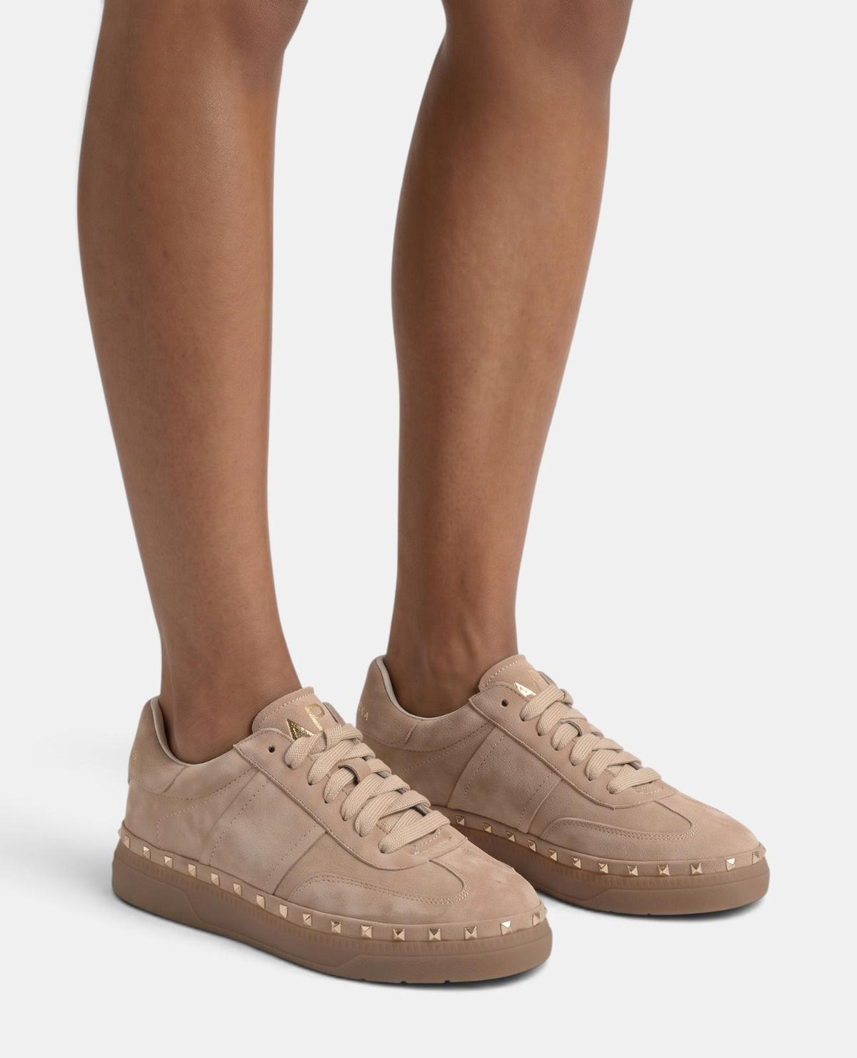 DEPORTIVA PELO CON TACHAS METÁLICAS