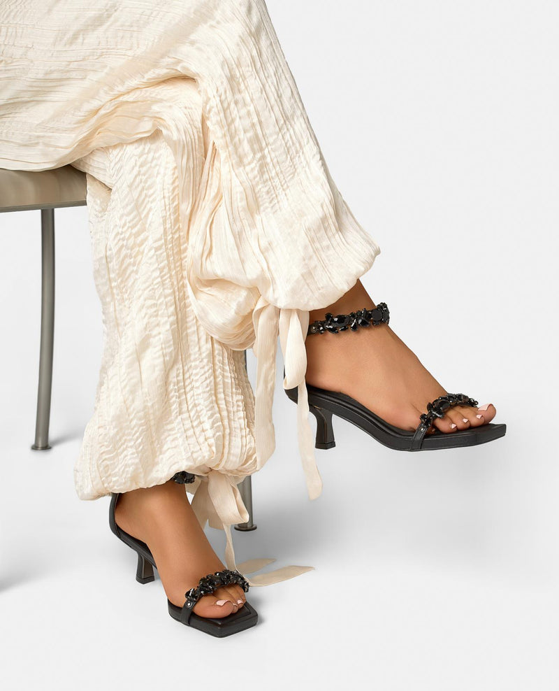 SANDALIA CON ADORNO PEDRERIA