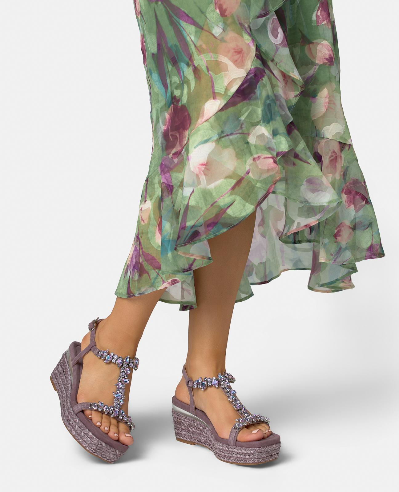 SANDALIA DE ESPARTO ALTURA MEDIA CON TACHAS EN T