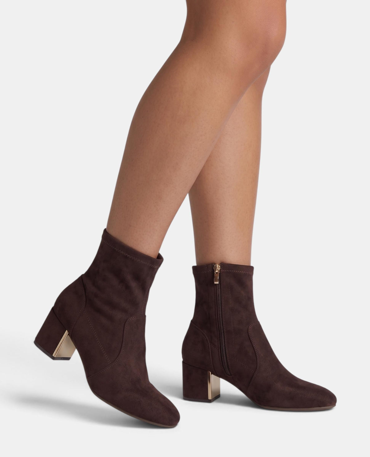 BOTA DE SALTO ALTO COM EFEITO DE CAMURÇA