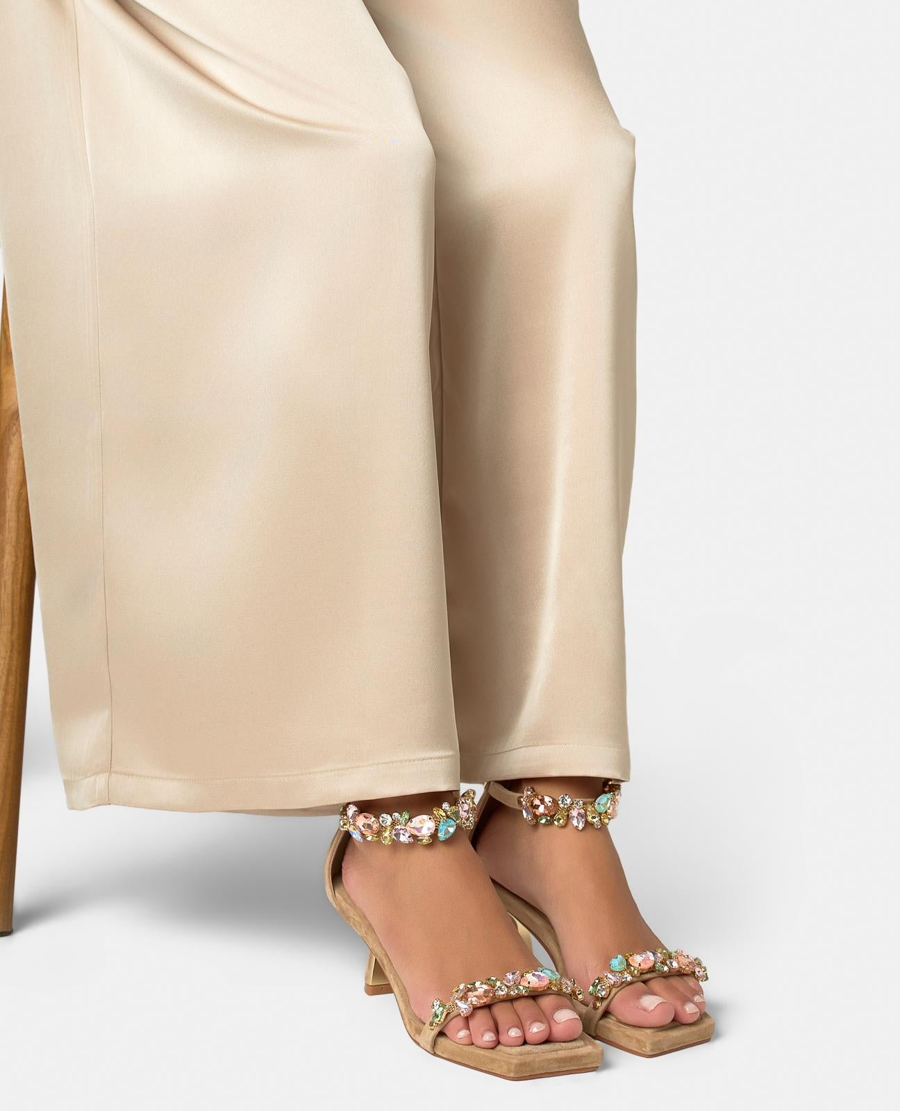 SANDALIA CON ADORNO PEDRERIA