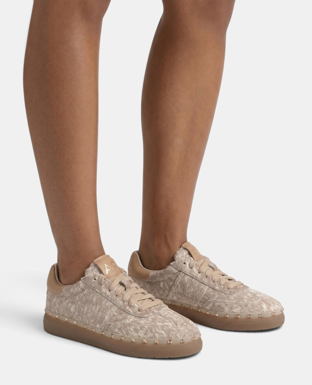 DEPORTIVA PELO CON TACHAS METÁLICAS