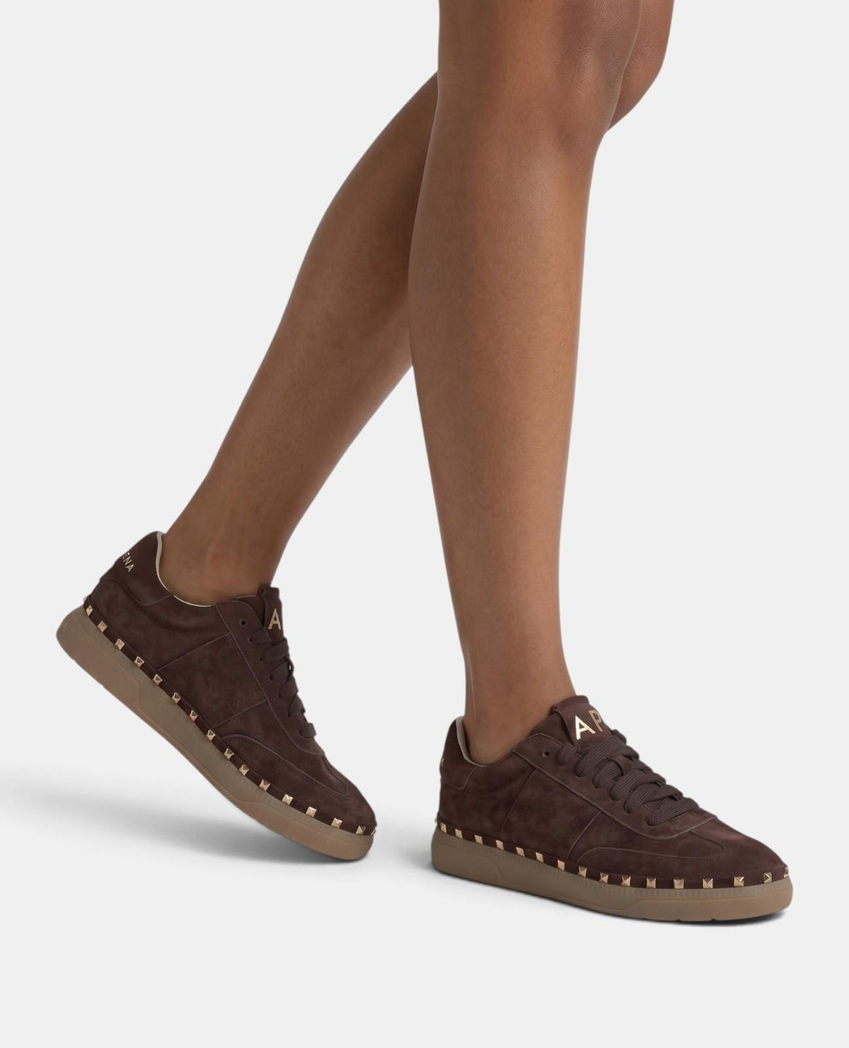 DEPORTIVA PELO CON TACHAS METÁLICAS