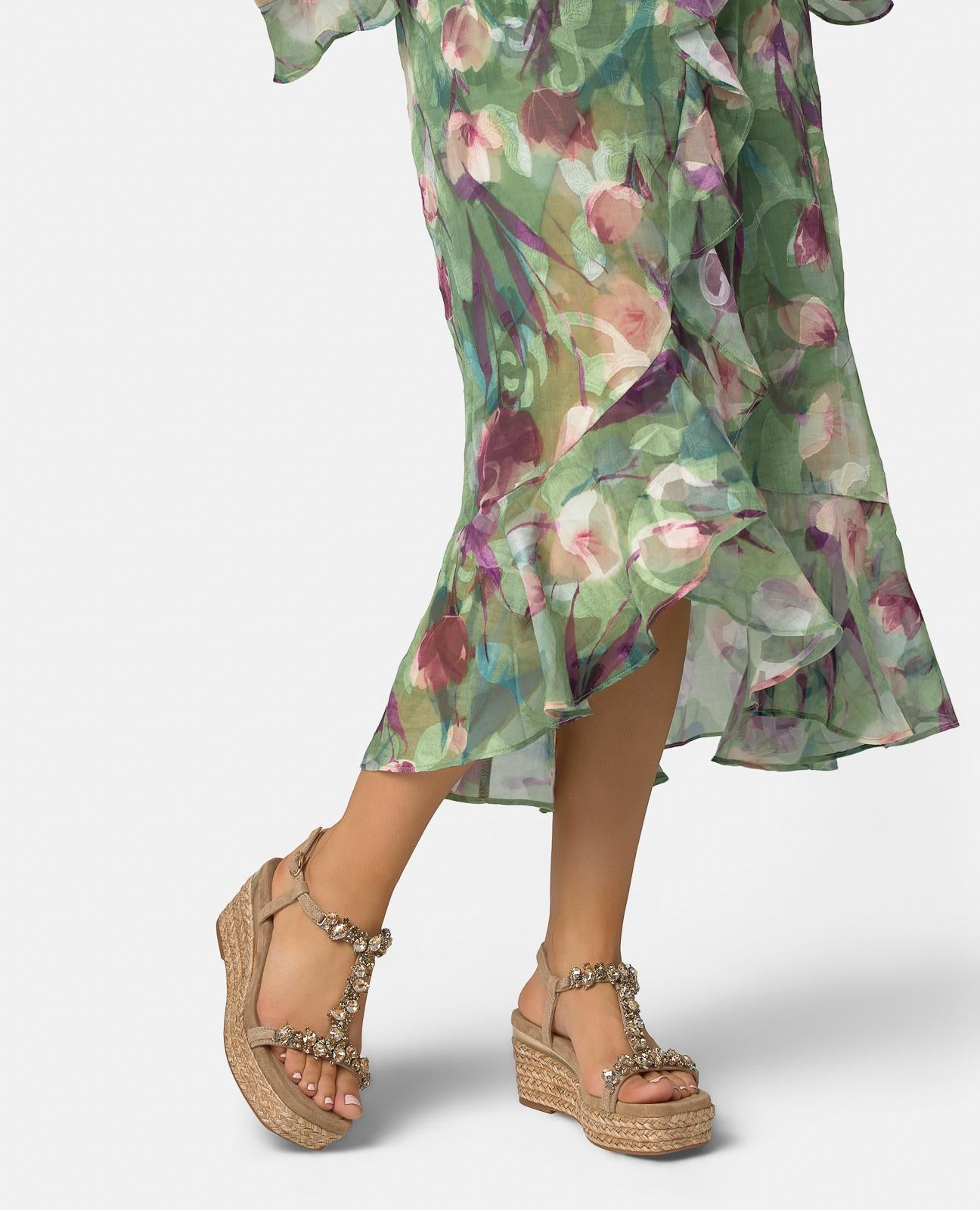 SANDALIA DE ESPARTO ALTURA MEDIA CON TACHAS EN T