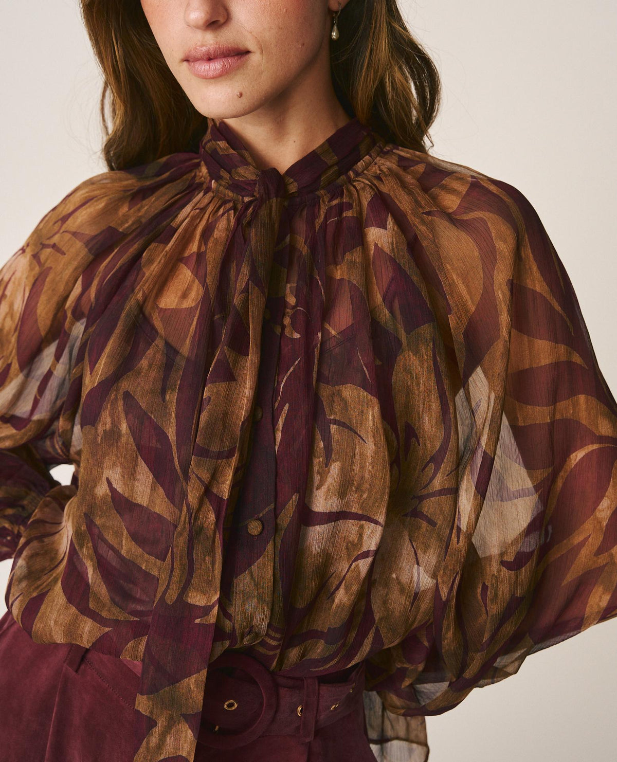 BLUSA DE GASA COM MOTIVOS FLORAIS