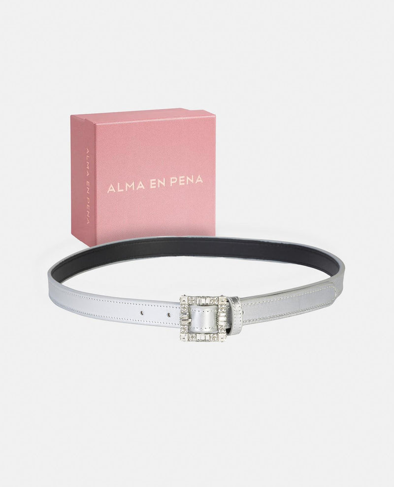 BELT WITH BUCKLE DETAIL