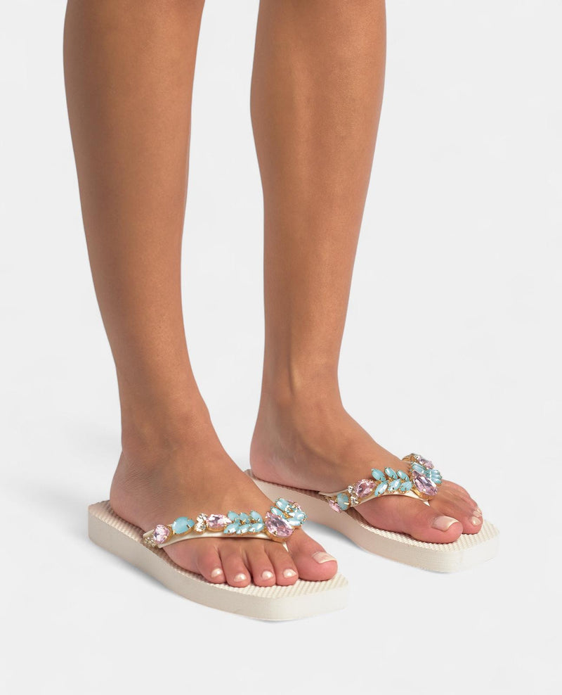 CHINELO COM PORMENORES EM STRASS