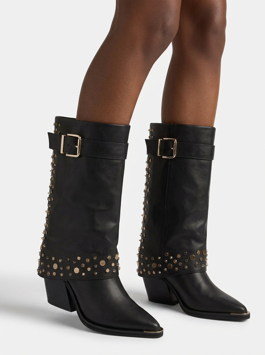 BOTA DE PIEL CON TACHAS METÁLICAS