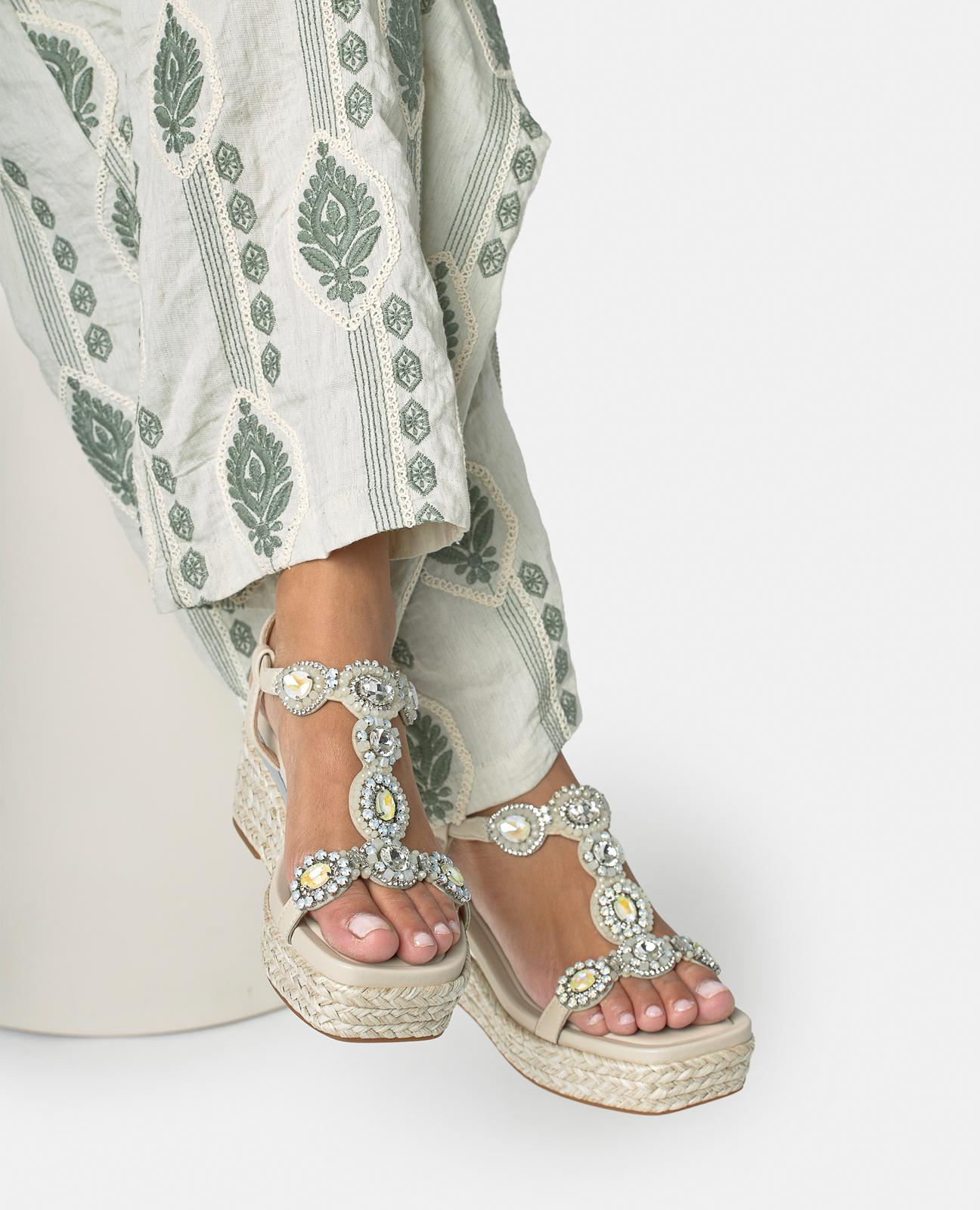 SANDALIA CON PEDRERIA CIRCULAR